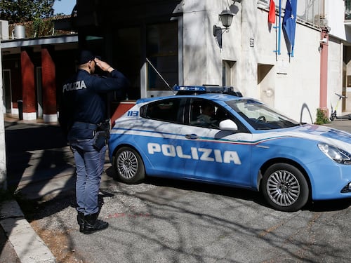 Stacca la falange a un’agente, assolto: “Incapace di intendere e volere”