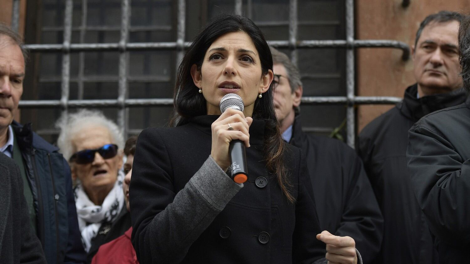 Lite alla riunione di condominio: il papà della Raggi infuriato. Scatta la chiamata al 112