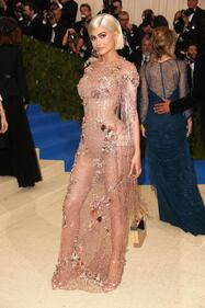 Kylie Jenner sexy alla finestra 9