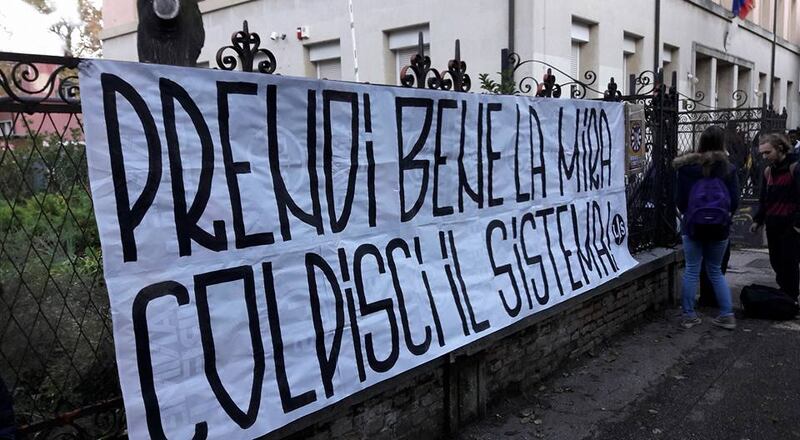 Renzi preso a freccette 3