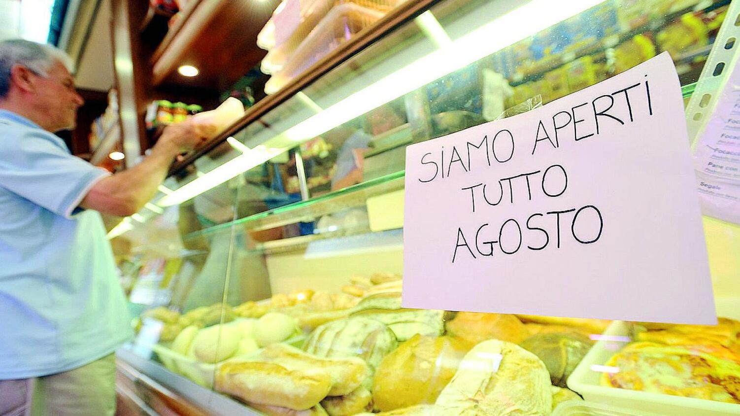 Bar affollati e strade piene Ora agosto si passa in città