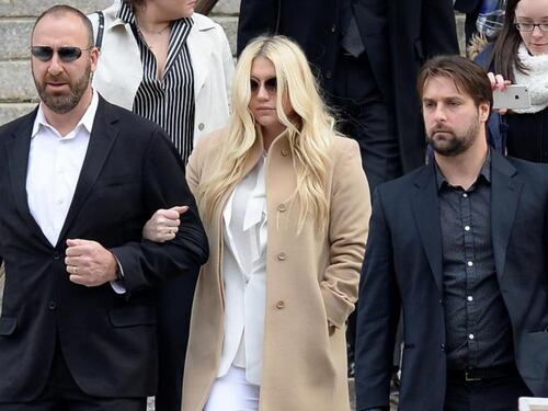 Kesha: "Ragazze abusate, non state in silenzio"