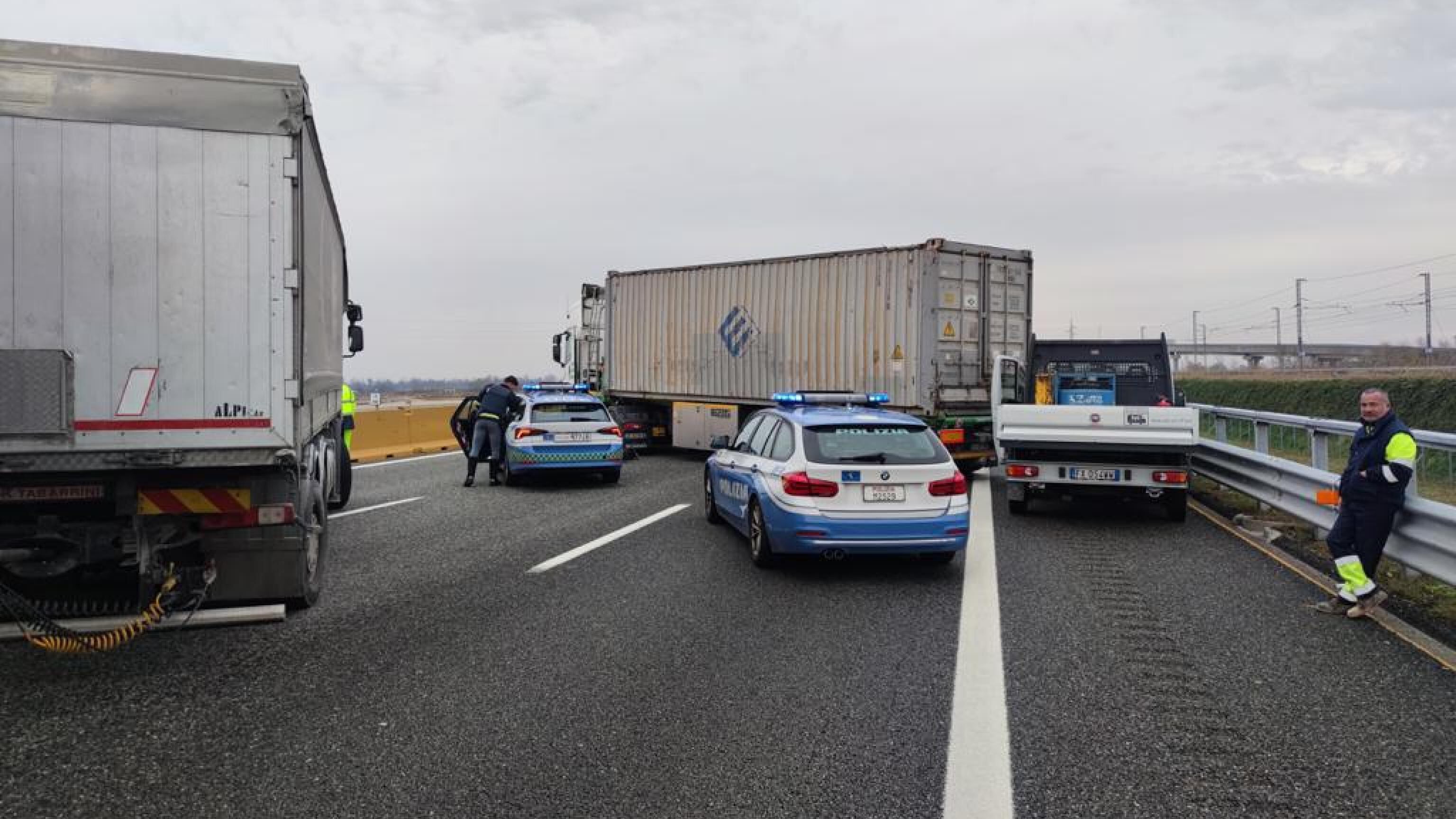 Gli spari e il tir di traverso: così i banditi hanno tentato l’assalto al portavalori sull’autostrada