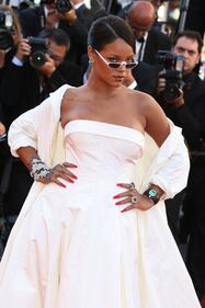 Rihanna, tatuaggi e smeraldi sul red carpet di Cannes 15