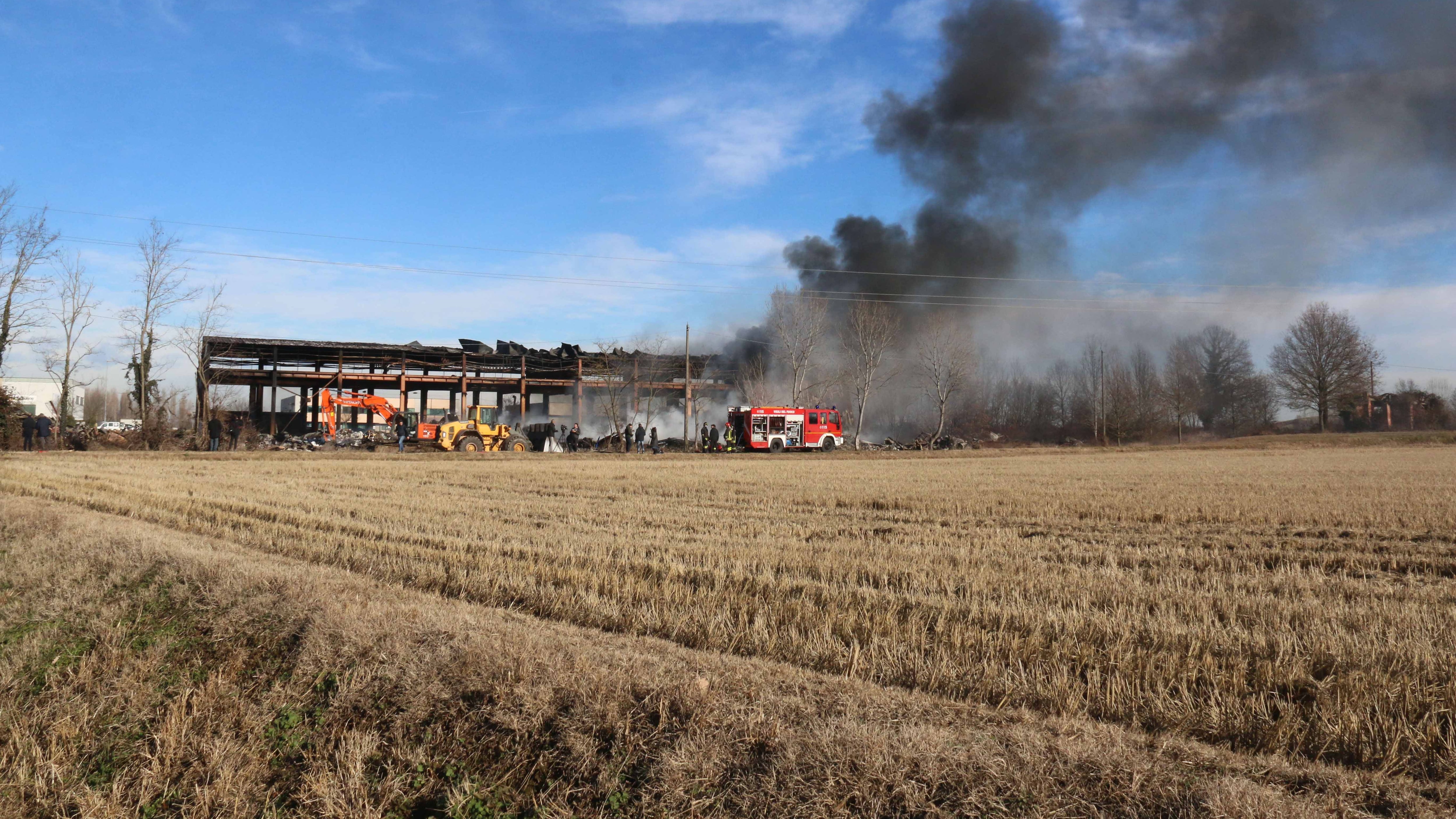 Pavia, incendio e nube tossica. L'ombra del racket dei rifiuti