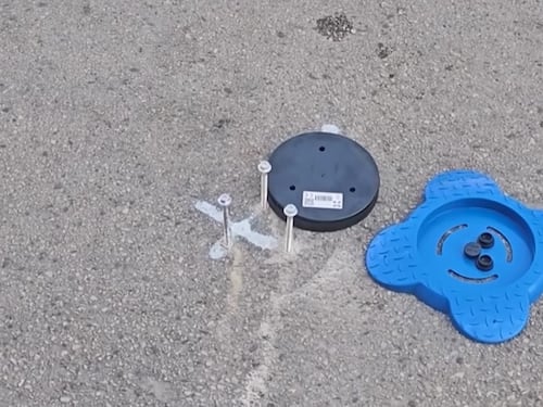 Strisce blu, arrivano le “spie intelligenti” che controllano la tua auto in sosta: come funzionano e a cosa devi stare attento