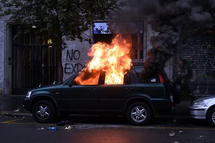 Così i black bloc bruciano la città 9