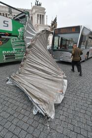 Maltempo a Roma, autobus turistico scoperchiato dal vento 1