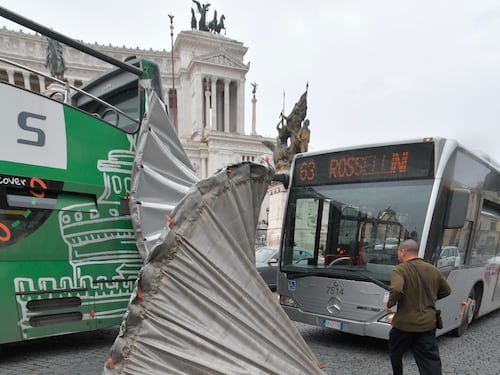 Roma, autobus turistico scoperchiato dal vento