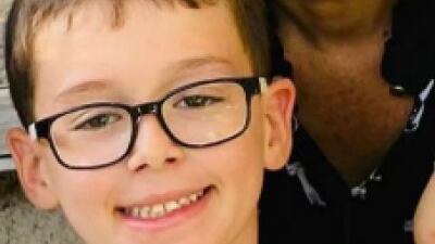 Ohad compie 9 anni tra i prigionieri: per lui palloncini gialli ai balconi israeliani