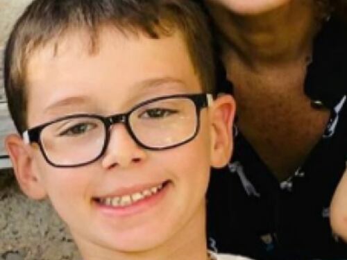Ohad compie 9 anni tra i prigionieri: per lui palloncini gialli ai balconi israeliani