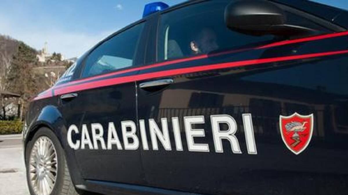 Devasta un bar e tenta di investire i carabinieri: la follia a Bacoli