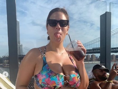Ashley Graham mostra le smagliature da gravidanza