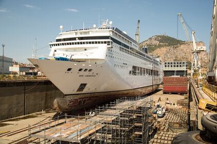 Operazione show: nave da crociera tagliata in due e allungata 2