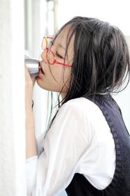 L'ultima perversione giapponese? Leccare le maniglie delle porte 7