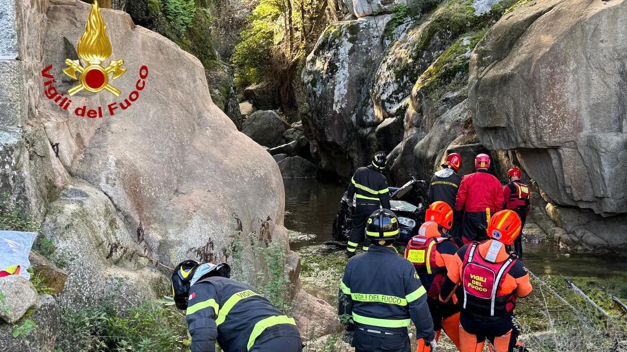 Incidente mortale a Villagrande, auto finisce nel burrone: morti tre operai