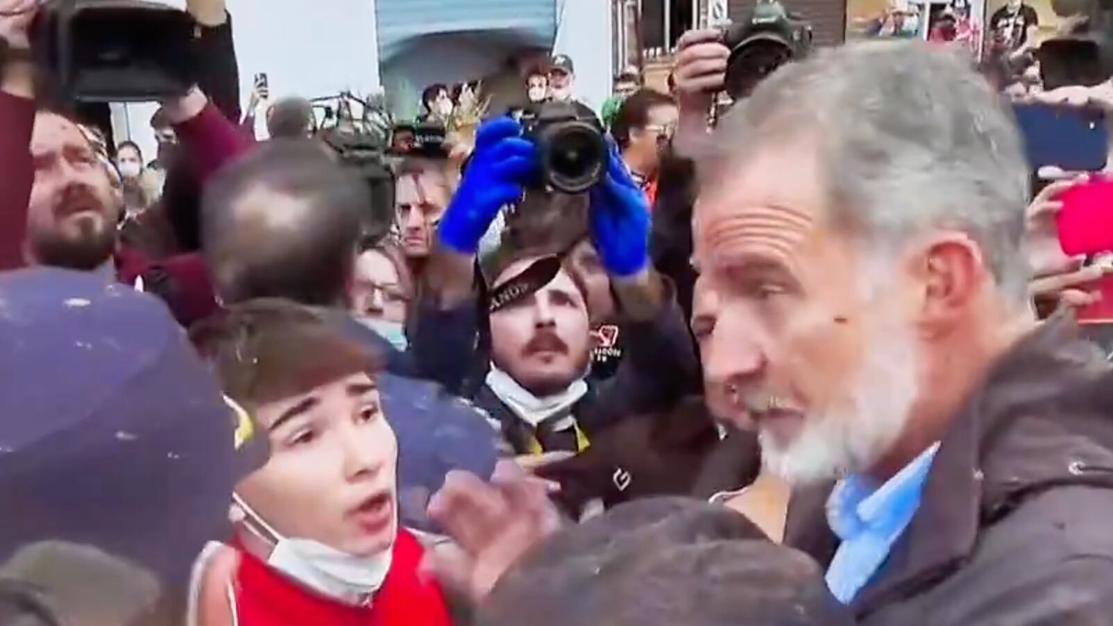 "Assassini". La rabbia degli abitanti di Valencia: fango contro il re e il premier Sanchez