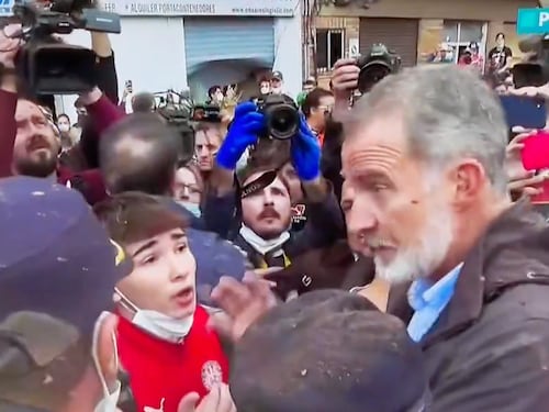 "Assassini". La rabbia degli abitanti di Valencia: fango contro il re e il premier Sanchez