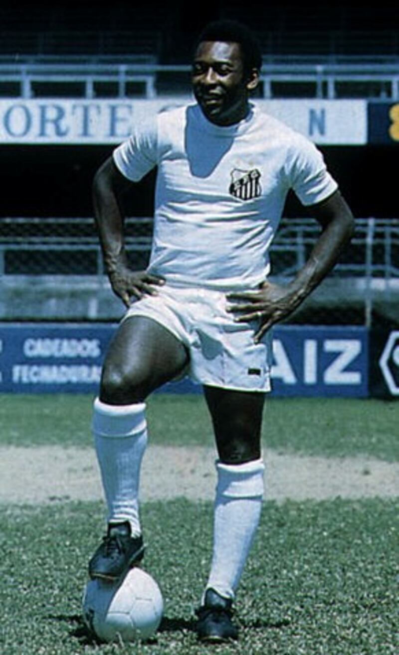 Pelè con la maglia del Santos (Wikipedia)