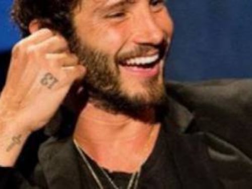 Stefano De Martino scivola sui Led Zeppelin e i social si scatenano