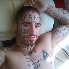 Vin Los: modello tatuato da testa a piedi 3