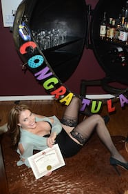 Coniglietta di Playboy si diploma: spettacolo hot alla cerimonia 3
