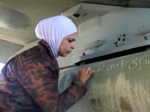 La Giordania contro l'Isis, i piloti scrivono sui missili: "Per voi, nemici dell'Islam"
