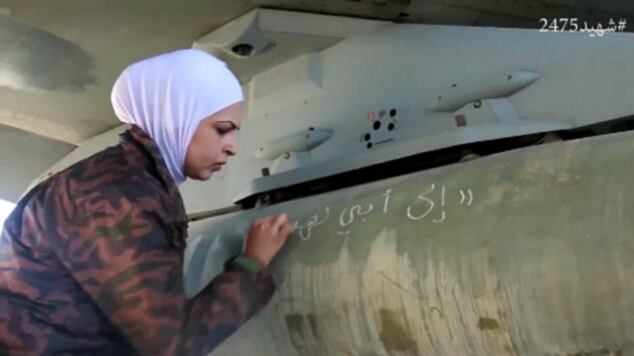 La Giordania contro l'Isis, i piloti scrivono sui missili: "Per voi, nemici dell'Islam"