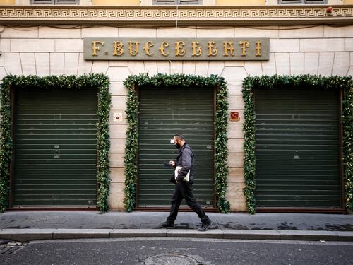 Le Regioni in allarme anticipano la stretta. Ipotesi lockdown nei fine settimana e nessuna zona gialla