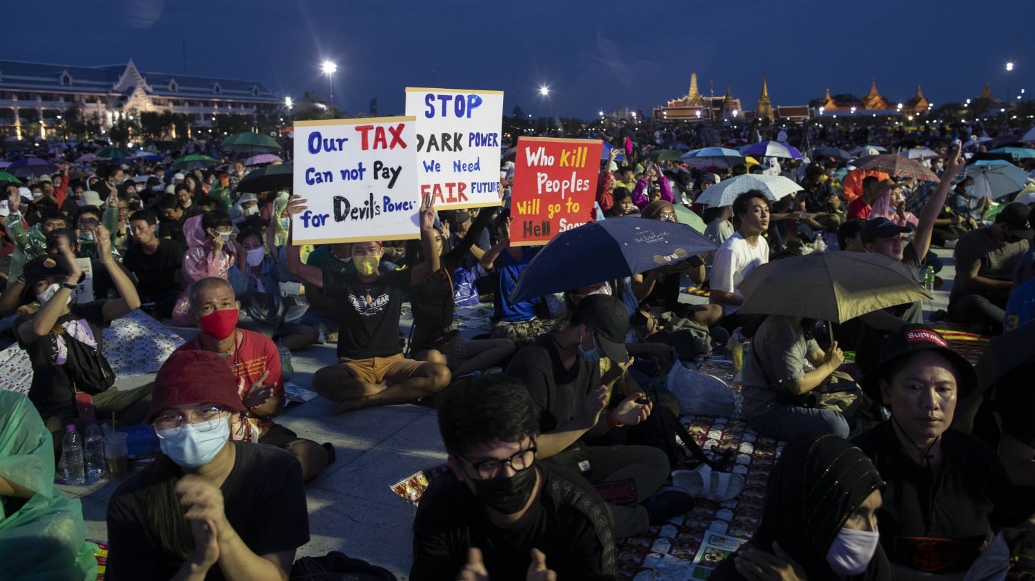 "La Thailandia al popolo". Marce e lettere contro il re