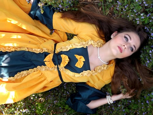 Over 50, gli errori da non fare quando si sceglie l'outfit per una cerimonia d’estate
