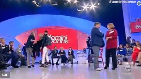 Si alza e va da Manfredo: lo schiaffo a "Uomini e donne"