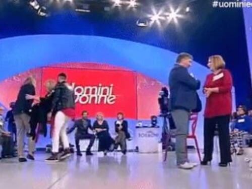 Si alza e va da Manfredo: lo schiaffo a "Uomini e donne"