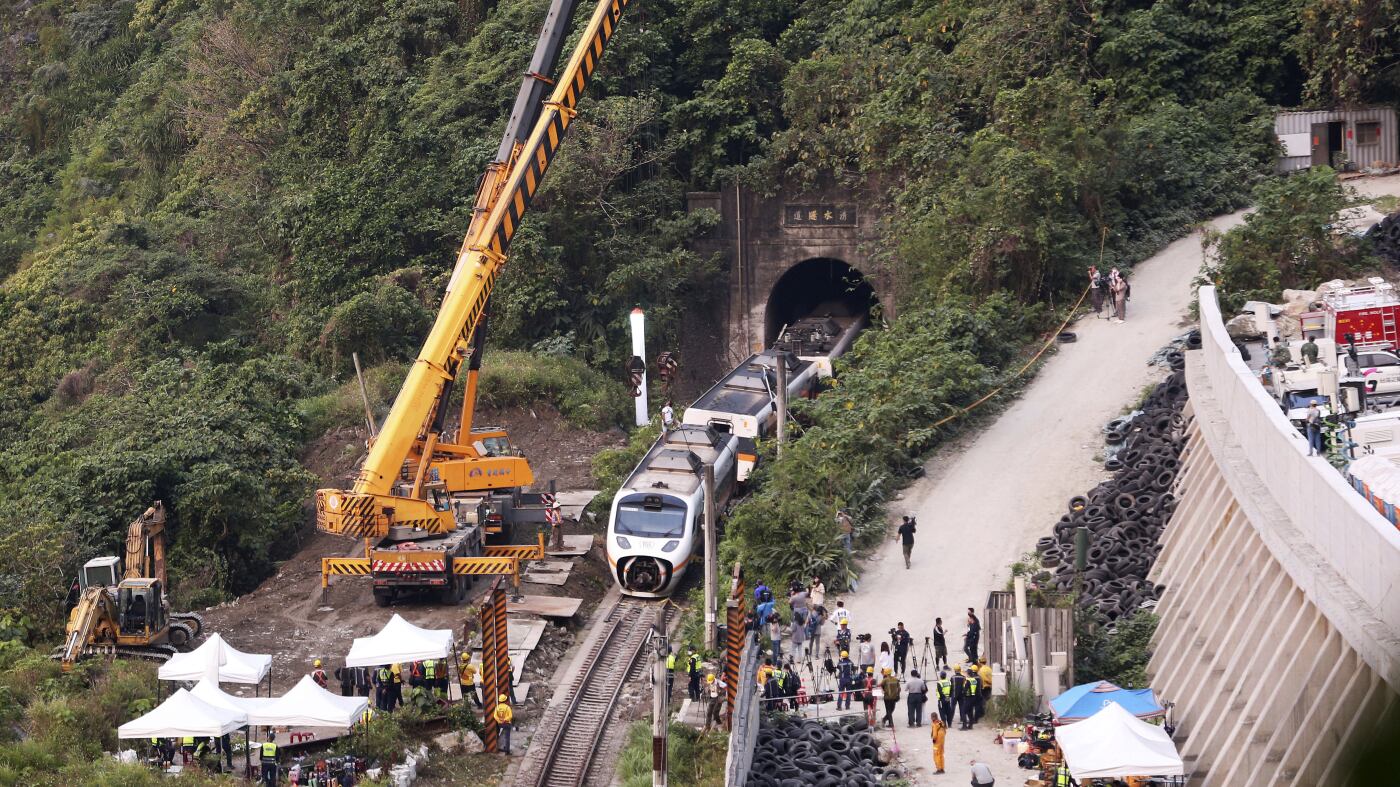 Disastro di Hualien, il treno intrappolato nel tunnel dal camion caduto dall'autostrada