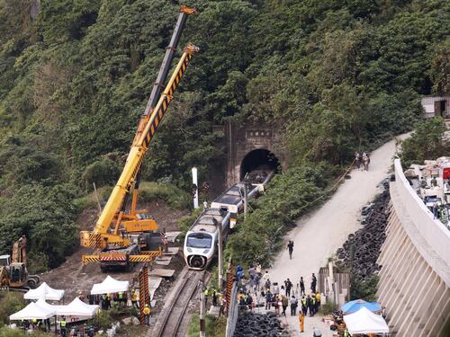 Disastro di Hualien, il treno intrappolato nel tunnel dal camion caduto dall'autostrada