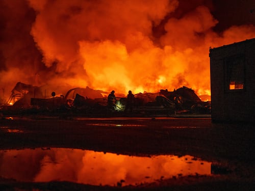 Ucraina, droni uraini su una raffineria. Raid russi du Kharkiv: tre morti