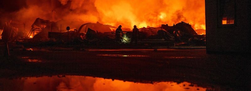 Ucraina, droni uraini su una raffineria. Raid russi du Kharkiv: tre morti