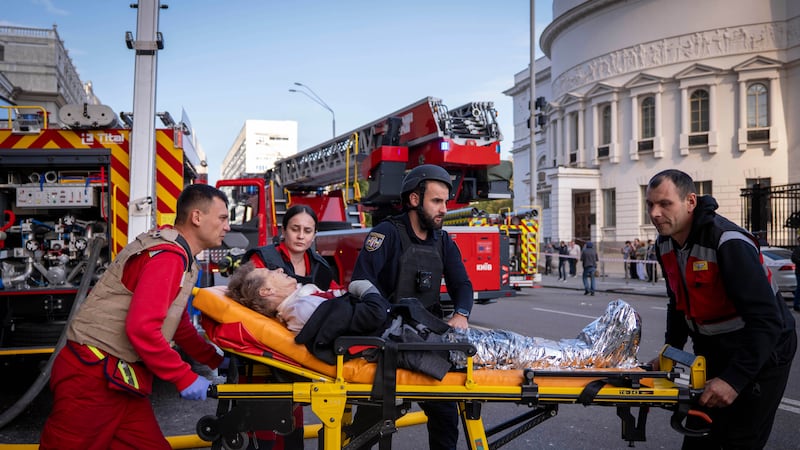 Kiev, attacco russo contro l’Accademia di Scienze: Un morto e tre feriti. L’Ue sanziona 10 persone per il trasferimento di bambini ucraini in Russia