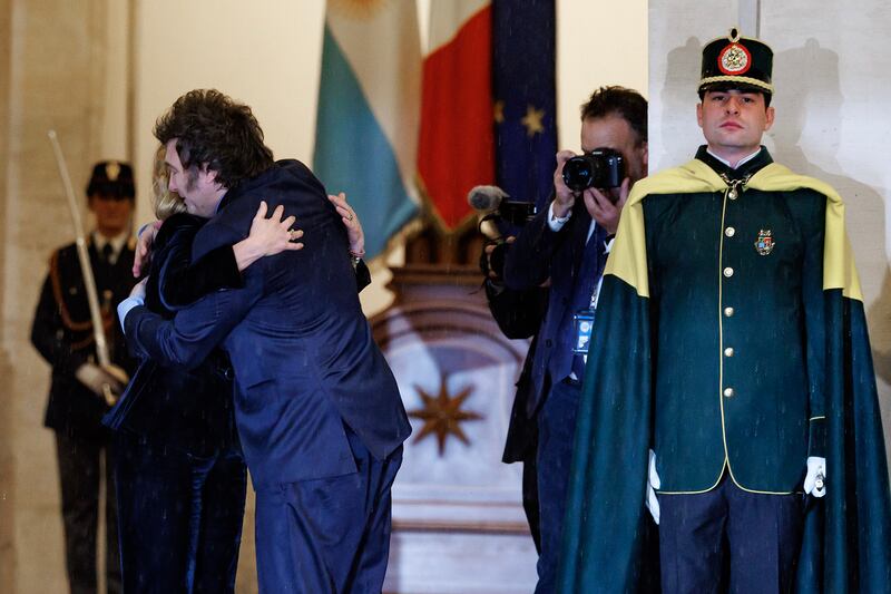 Giorgia Meloni e Javier Milei, incontro di un'ora a palazzo Chigi 6