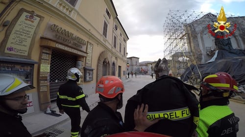 Norcia, la statua di San Benedetto estratta integra dalle macerie della basilica 6