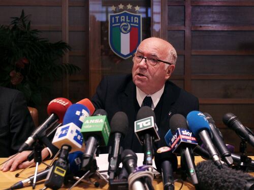 Una dirigente accusa Tavecchio: "Mi ha palpeggiata e molestata". Lui nega tutto