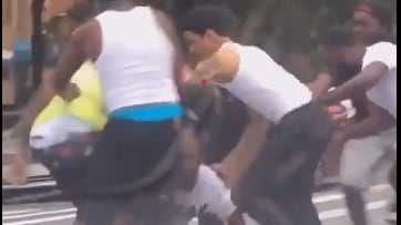 Mega-rissa a New York: 12 afroamericani aggrediscono un bianco