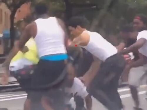 Mega-rissa a New York: 12 afroamericani aggrediscono un bianco