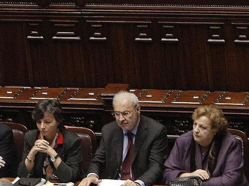 Figuraccia del governo costretto a rimangiarsi la tassa sul telefonino
