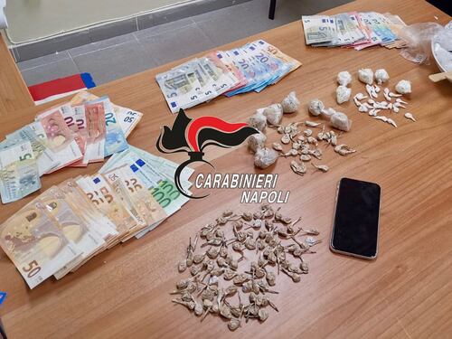 Nascondevano droga e denaro in casa: arrestate quattro persone a Scampia