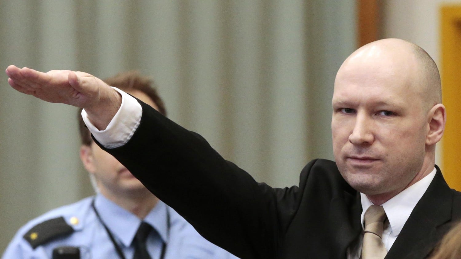 Norvegia, Breivik torna in tribunale e fa il saluto nazista