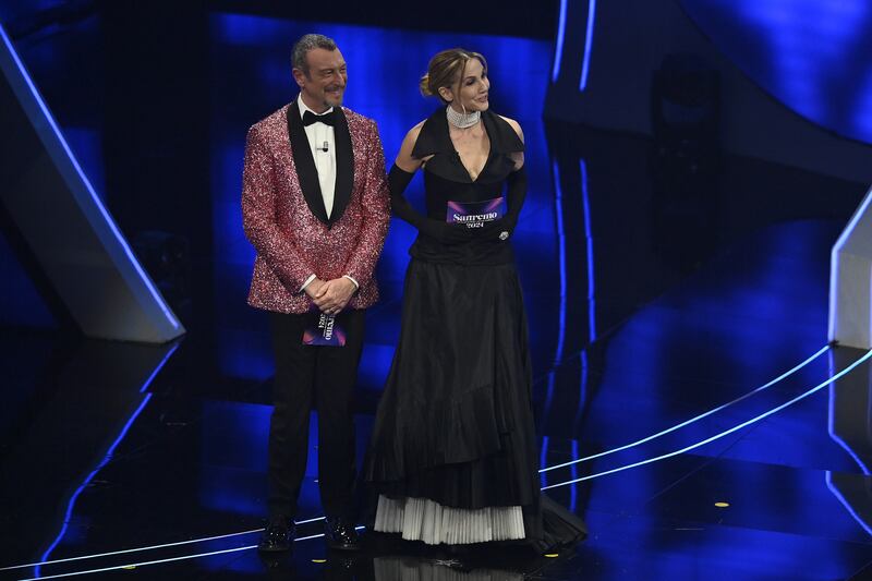 Sanremo 2024: ecco il look della quarta serata del Festival di conduttore, co-conduttrice e ospiti 12