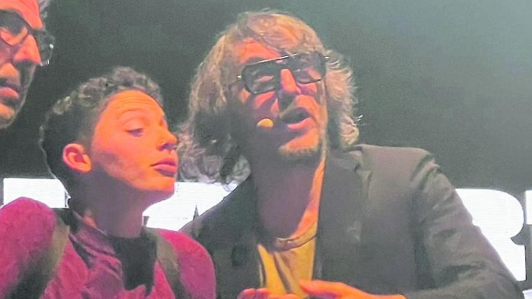 Giuseppe Cruciani: "Il mio spettacolo a teatro interrotto dalle ambientaliste. Mi ha salvato il generale..."