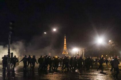 Parigi, barricate e fuoco in place de la Concorde 6