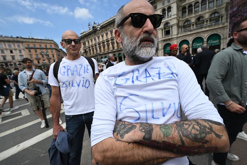 Striscioni e bandiere al funerale di Berlusconi 6